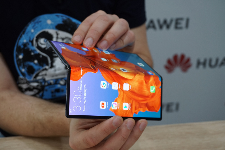Эксклюзив: складной смартфон Huawei Mate X с гибким экраном опробован в работе