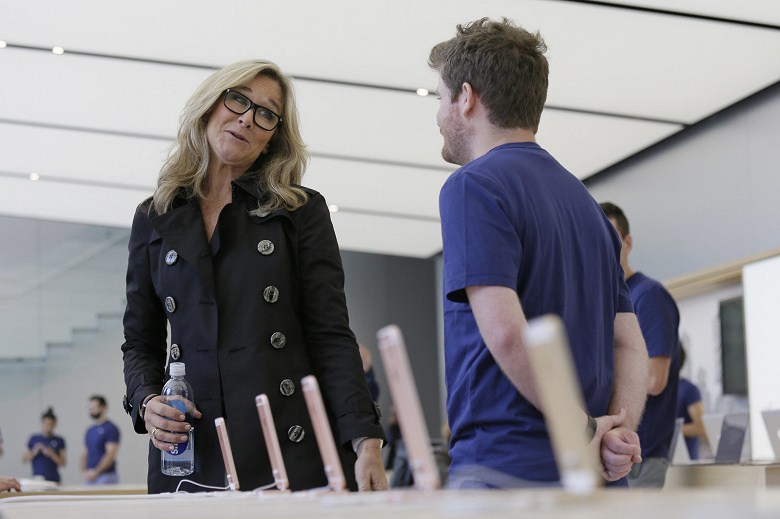 И ещё одна потеря: из Apple ушла Анджела Арендтс, которая в своё время придумала актуальную концепцию магазинов Apple Store