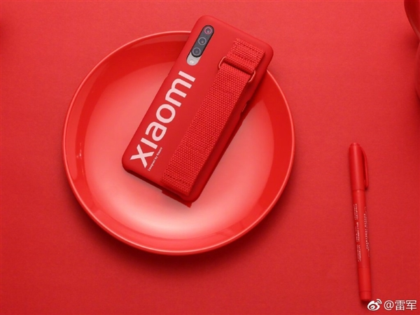 Пурпурный Xiaomi Mi 9, красный чехол и демонстрация возможностей камеры при недостаточном освещении