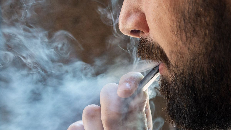 В США хотят запретить детям до 21 года курить вейпы