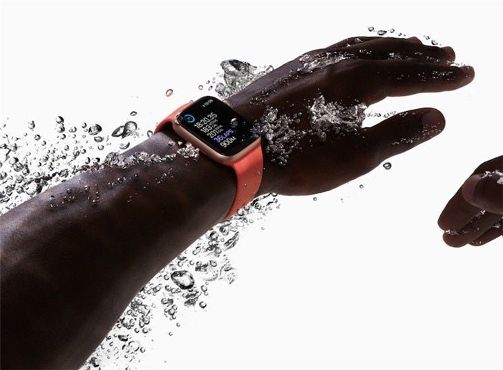 Apple Watch Series 6 получат усиленную водонепроницаемость и экран MicroLED