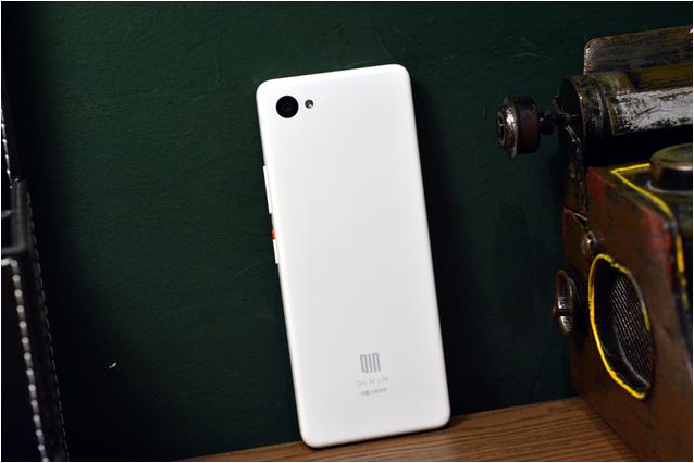 Xiaomi выпустила вытянутый стодолларовый смартфон-пульт без фронтальной камеры