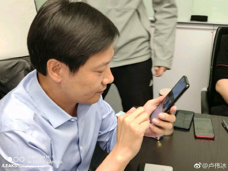 Флагман Redmi на базе Snapdragon 855 позирует на фото с главой Xiaomi 