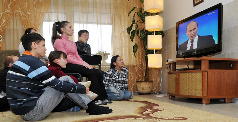 Россияне смотрят телевизор почти 4 часа в сутки, люди старше 54 лет — более 6 часов