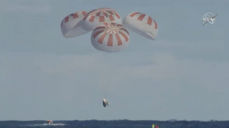 Космический корабль SpaceX Crew Dragon успешно вернулся на Землю