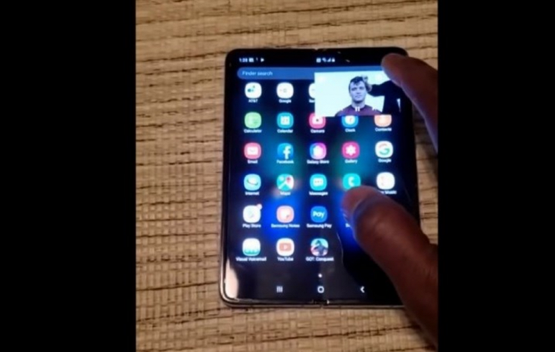 Живое видео сгибающегося смартфона Samsung Galaxy Fold