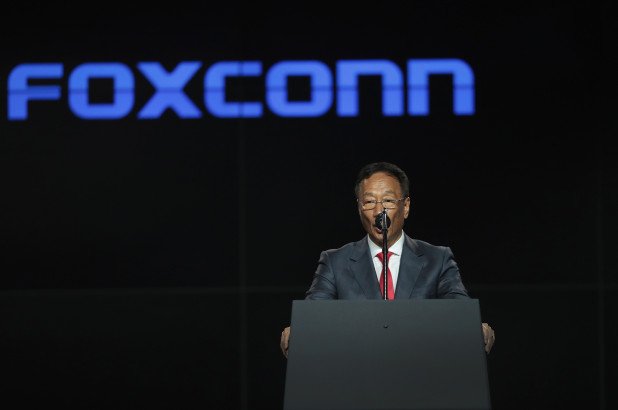 Дорогу молодым. Основатель и бессменный лидер Foxconn решил уступить свой пост, который он занимает 45 лет