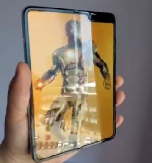 Видео дня: Samsung Galaxy Fold и его экранная складка