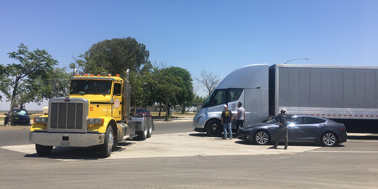 Производство электрических грузовиков Tesla Semi перенесено на следующий год