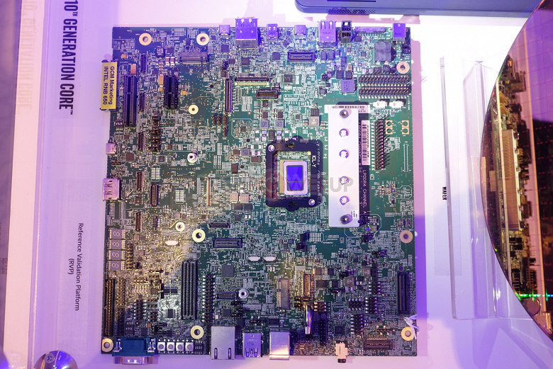 Фото дня: MCM Intel Ice Lake-Y