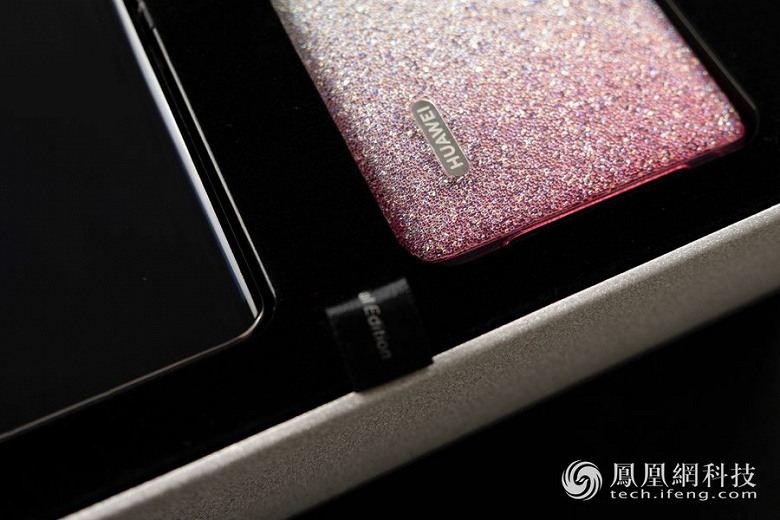Смартфон Huawei P30 Pro Special Edition и его уникальный чехол красуются на качественных фото