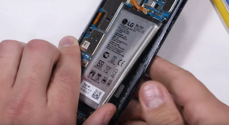 «Не покупайте этот смартфон». JerryRigEverything возмутился конструкцией LG G8