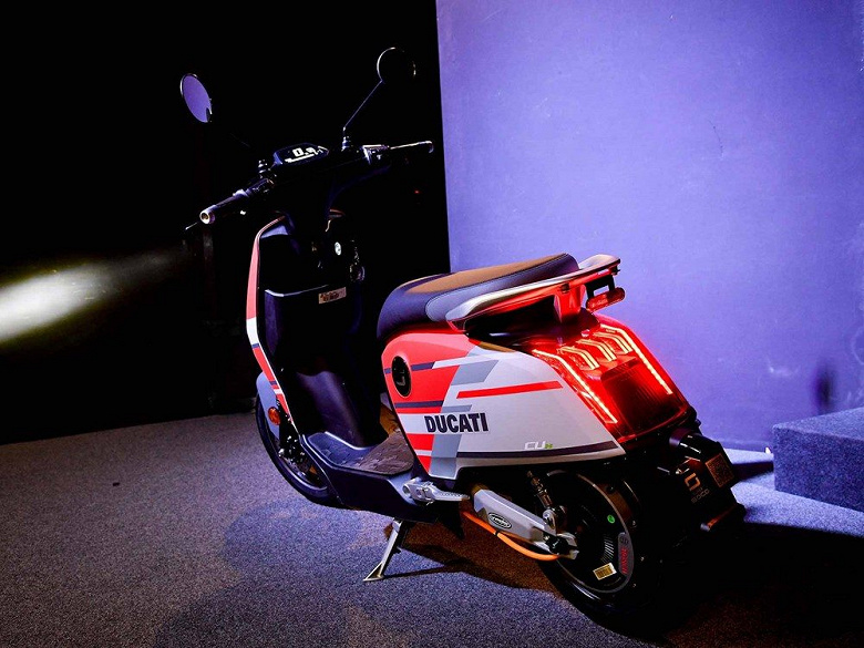 Ducati представила свой первый электрический скутер, который оценили в 2300 евро
