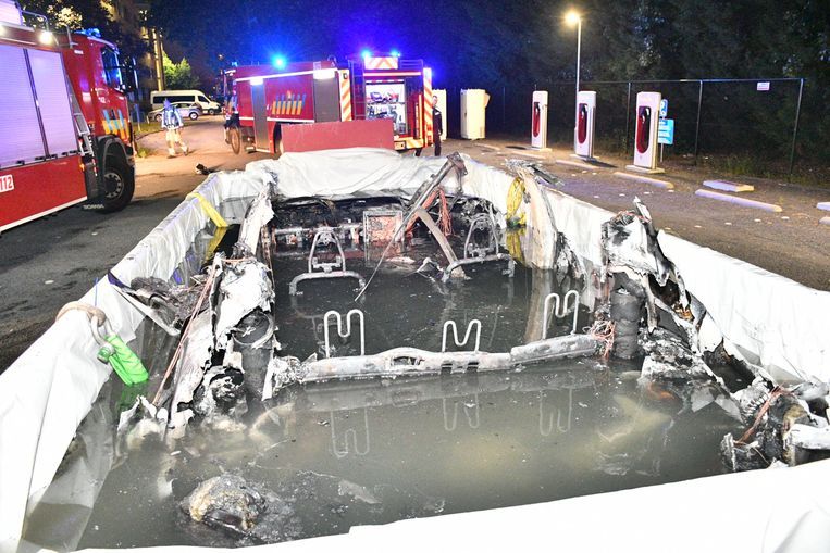 Пожарные в Бельгии затопили Tesla Model S в огромной ёмкости с водой