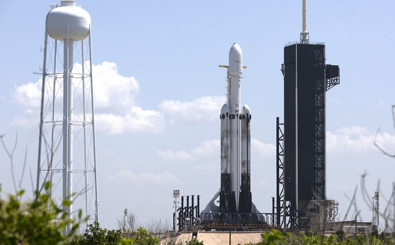 Третий запуск Falcon Heavy: возврат боковых ускорителей, потеря центрального бустера и доставка на орбиту праха 152 человек