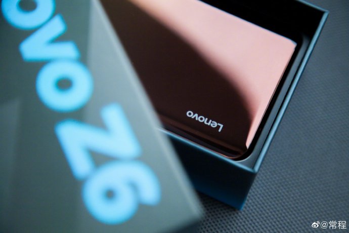Вице-президент Lenovo показал новый смартфон флагманского семейства Z6