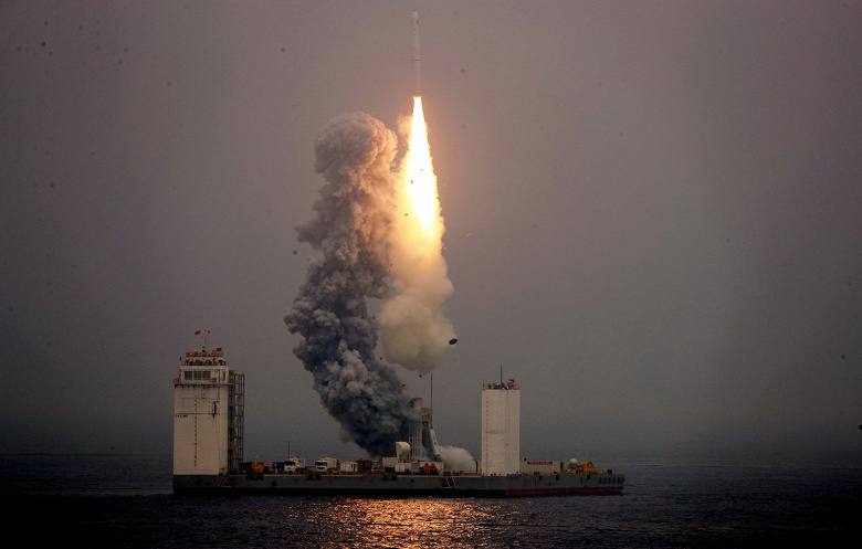 Китай стал третьей страной, которой удалось запустить космическую ракету с плавучего космодрома