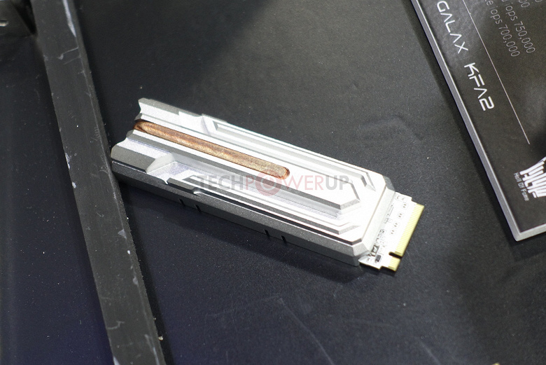 Твердотельный накопитель Galax HOF E16 с интерфейсом PCIe 4.0 x4 имеет необычную окраску