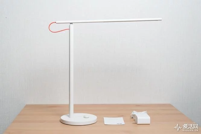Представлена настольная лампа Xiaomi Mi Table Lamp 1S
