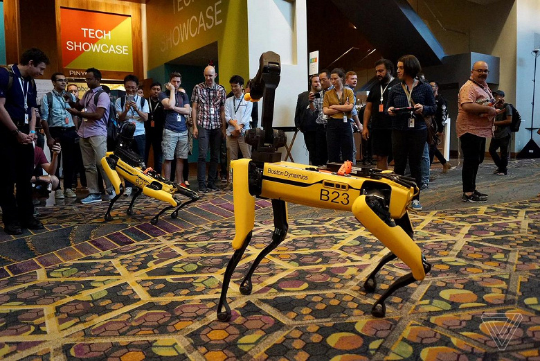 Робот-собака SpotMini компании Boston Dynamics поиграл с настоящей овчаркой и упал на презентации