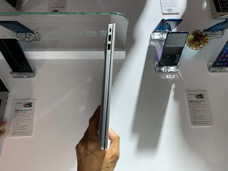 Фотогалерея дня: живые снимки ноутбука Honor MagicBook Pro со всех сторон
