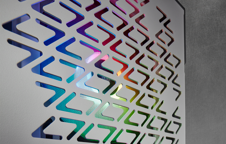 Производитель называет «умной» подсветку корпуса Corsair iCUE 220T RGB Airflow