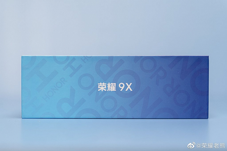 Упаковка смартфона Honor 9X со всех сторон