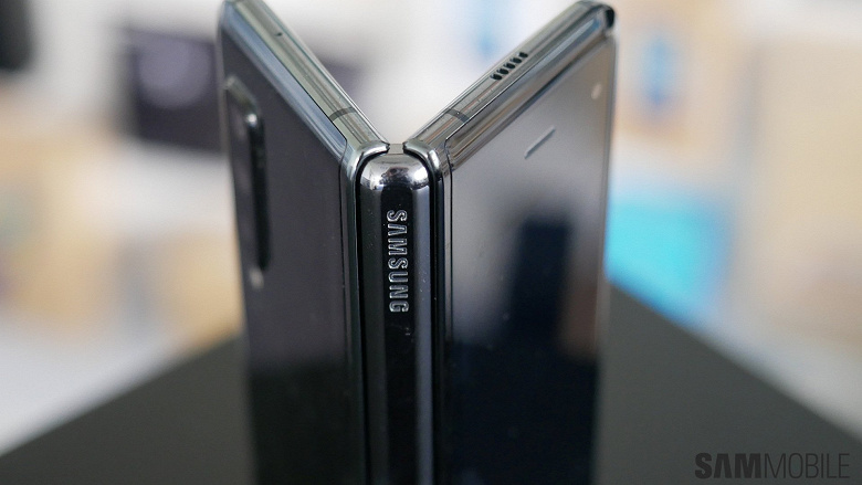 Фото дня: складной Samsung Galaxy Fold с гибким экраном замечен в общественном транспорте