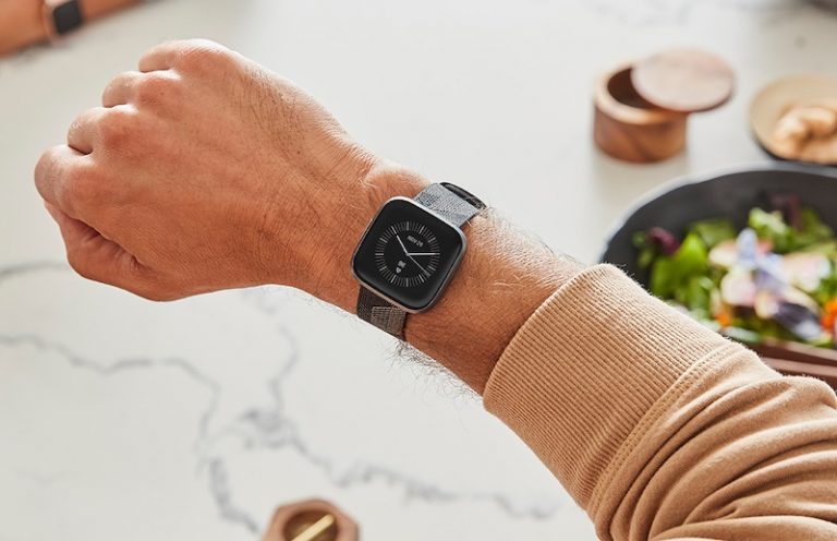 Представлены умные часы Fitbit Versa 2