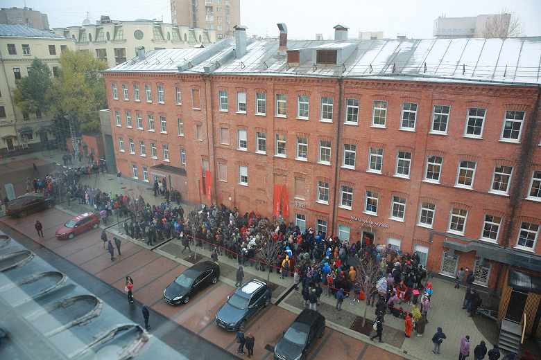 Очередь дня: почти две тысячи человек выстроилось в снег и дождь за новым продуктом Яндекса