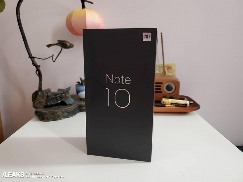 Xiaomi Mi Note 10 в фирменной упаковке позирует на камеру