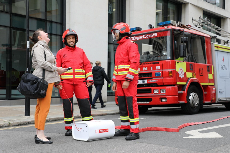 Такого вы точно не видели. Пожарные OnePlus спасают смартфоны европейских граждан