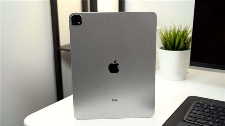 Планшет iPad Pro 2019 с тройной камерой, как у iPhone 11 Pro, позирует на живых фото