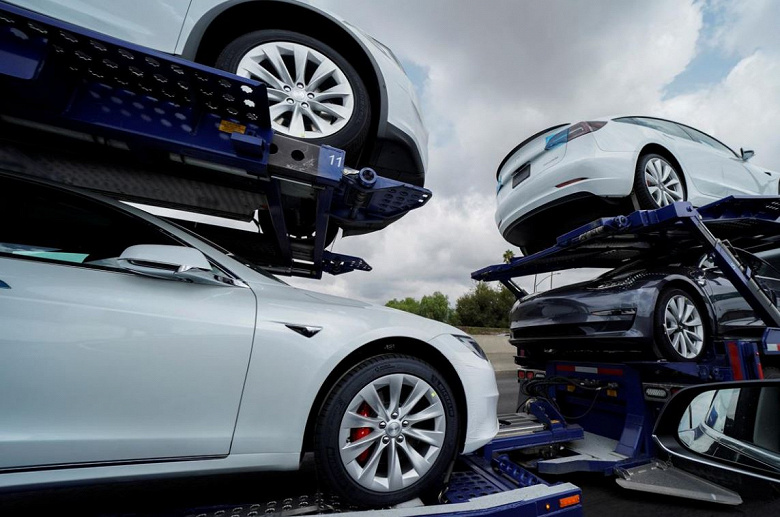 Если электромобиль Tesla, едущий под управлением функции Smart Summon, попадет в ДТП, отвечать придется его водителю