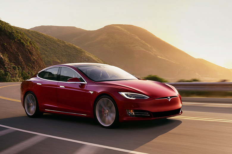 Tesla извинилась за удаление функций из сменившей владельца машины и назвала ситуацию недоразумением