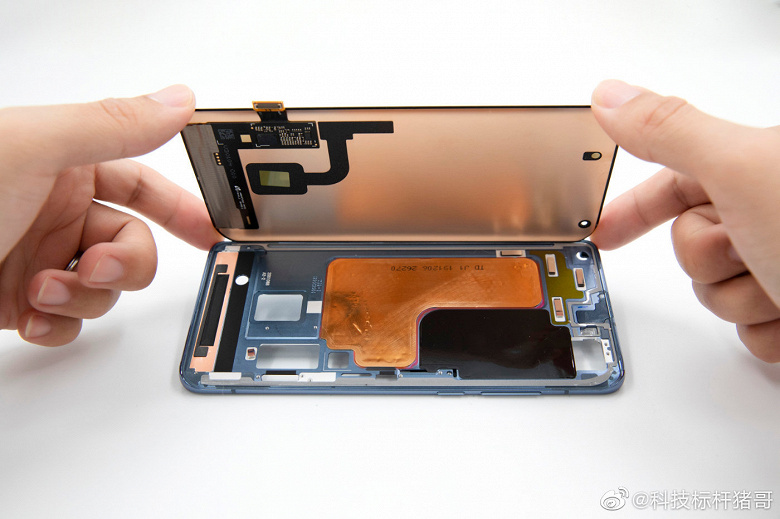Xiaomi показала внутренний мир Xiaomi Mi 10