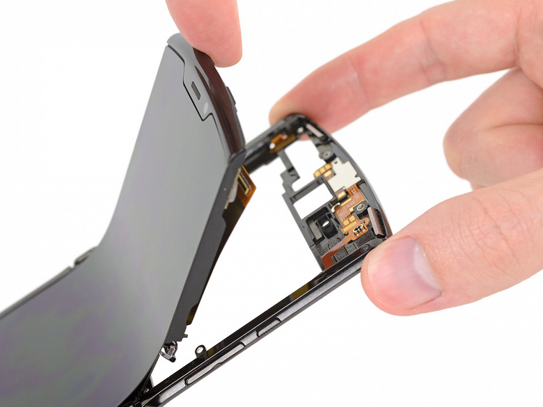 1 из 10. Новый Motorola Razr 2019 провалил тест на ремонтопригодность