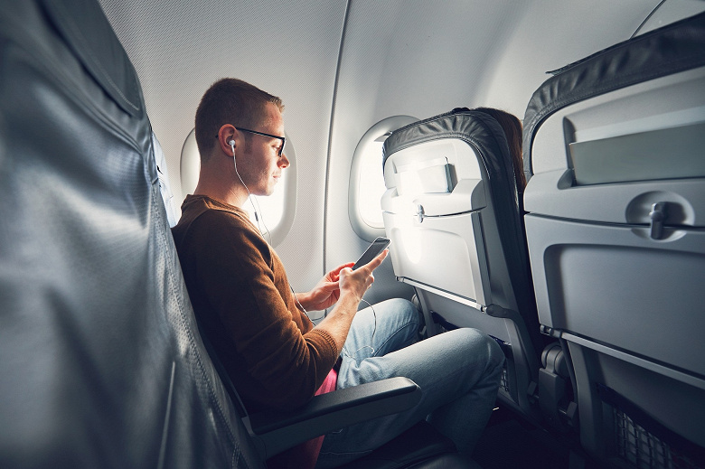«Никаких мобильных телефонов». США категорически против голосовых звонков в самолетах