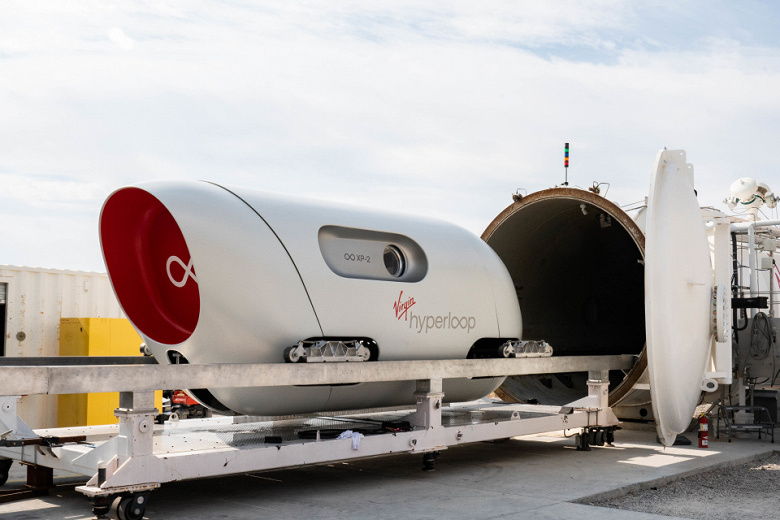 Первая поездка пассажиров в капсуле Hyperloop прошла успешно