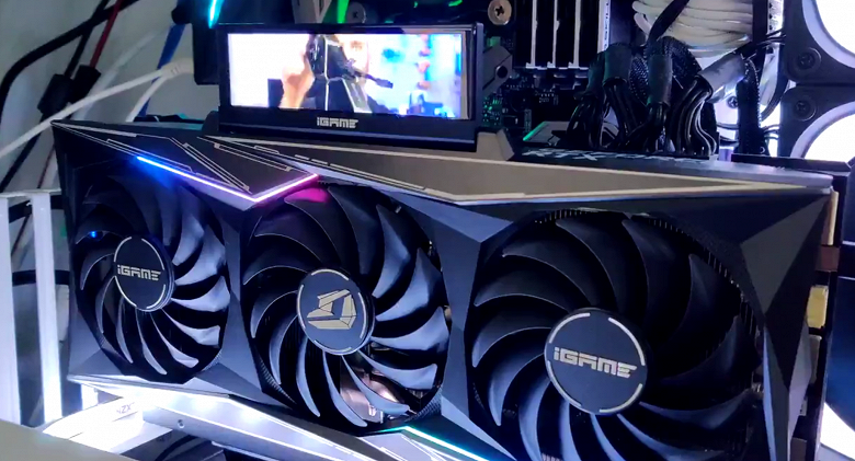 Видеокарта с собственным экраном, на котором можно было бы смотреть видео. Такую готовит как минимум Colorful