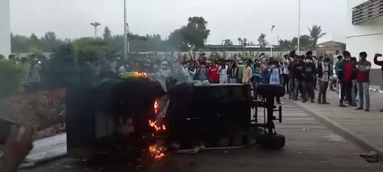 Сборщики iPhone громят завод Wistron в Индии и жгут автомобили. Они требуют свою зарплату