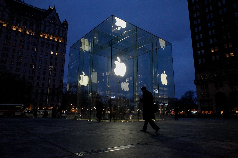 Apple снова закрывает магазины в разных регионах мира. В работающих магазинах действуют строгие правила