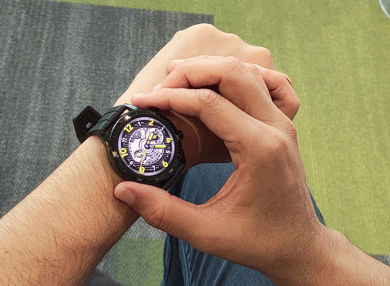 Вероятно, очень доступные флагманские умные часы. Realme Watch S Pro на первом фото