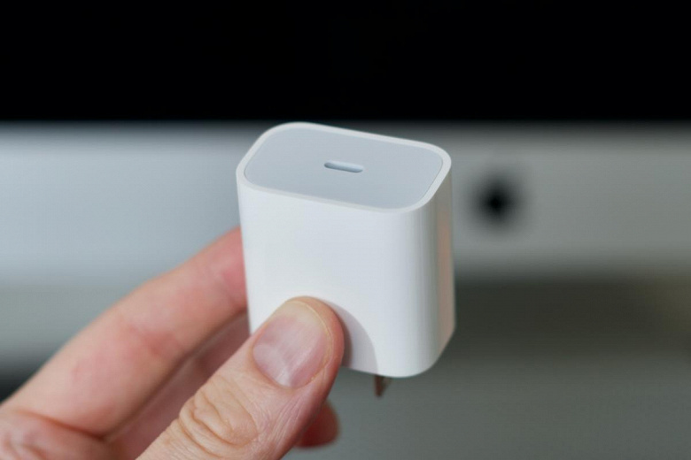 Apple заставили вернуть зарядные устройства в коробки с iPhone 12 в Бразилии