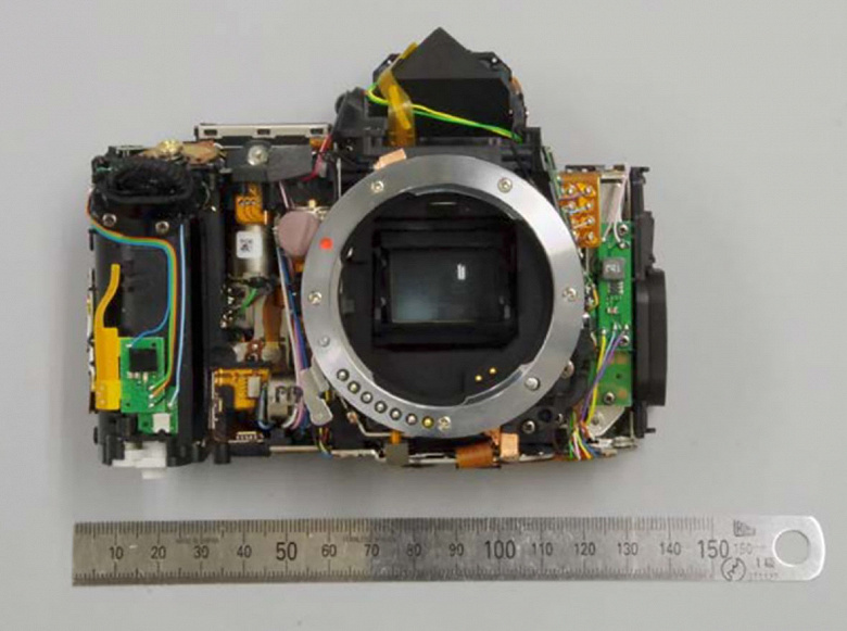 Фотогалерея дня: внутреннее устройство зеркальной камеры Pentax K-3 III