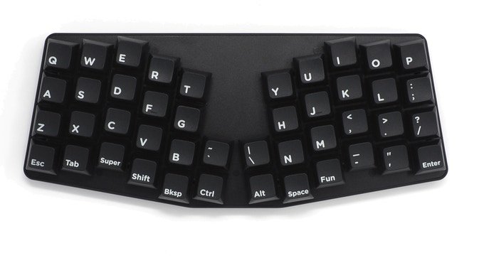 Размеры миниатюрной механической клавиатуры Atreus с полноразмерными клавишами — 24,3 х 10,0 х 2,8 см