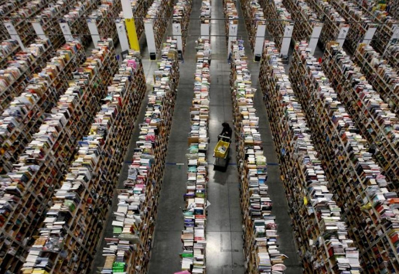 Amazon платит вдвойне работникам складов за сверхурочную работу 