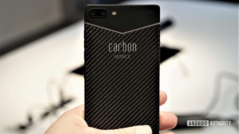 Carbon 1 Mark II — первый в мире смартфон из углепластика. Он весит всего 125 г