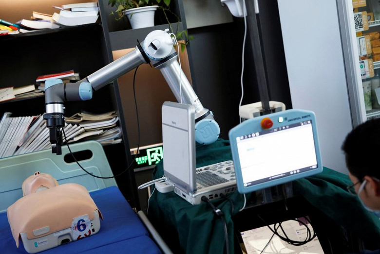 В Китае создан робот, помогающий в лечении больных COVID-19