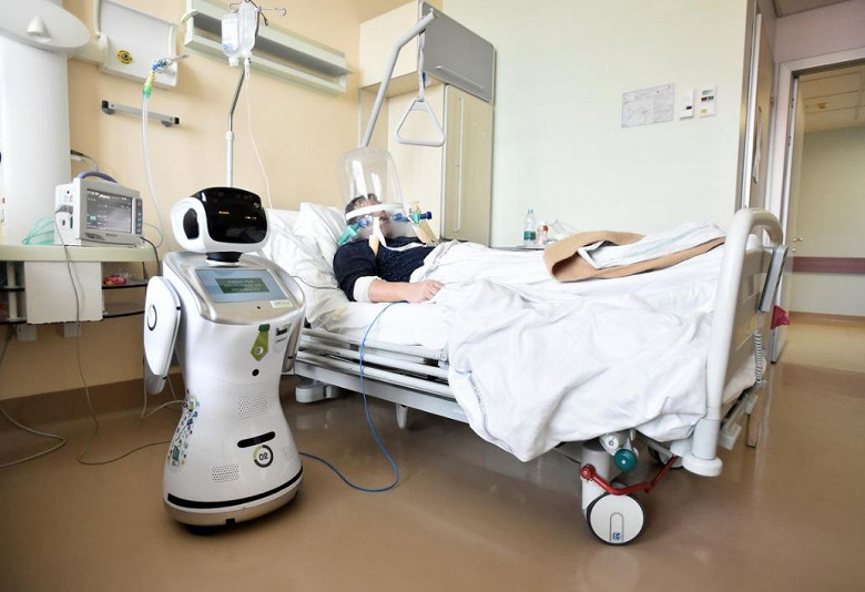 В одной из итальянских больниц используют роботов, чтобы уменьшить контакты между врачами и пациентами